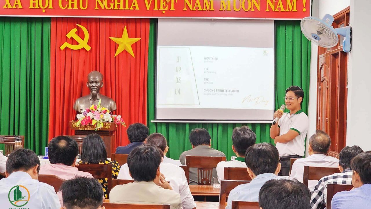 EcoBambu thảo luận với UBND huyện Ba Tơ và đại diện 19 xã trực thuộc huyện về tre nguyên liệu