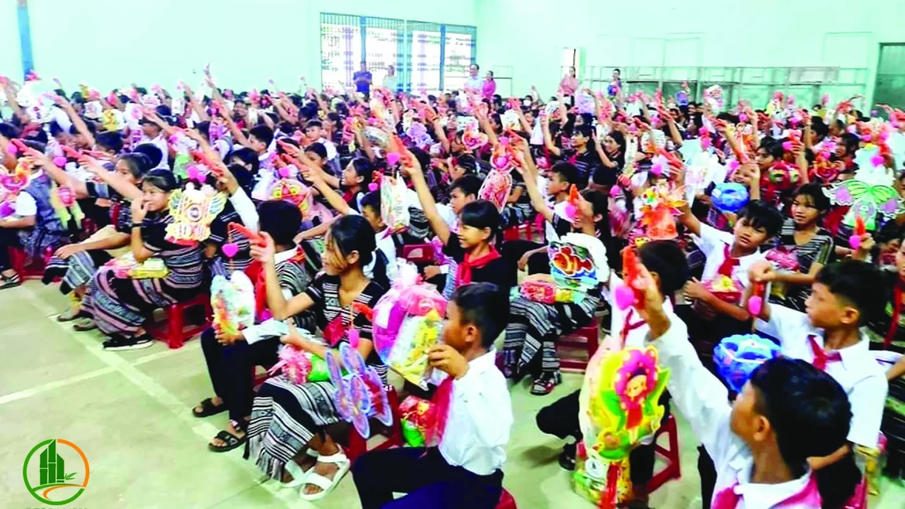 EcoBambu tặng quà trung thu cho các em học sinh trường Dân tộc Nội trú huyện Ba Tơ
